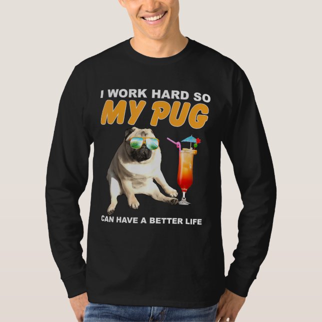 Jag jobbar hårt så att min pug kan få en bättre Hu T Shirt (Framsida)