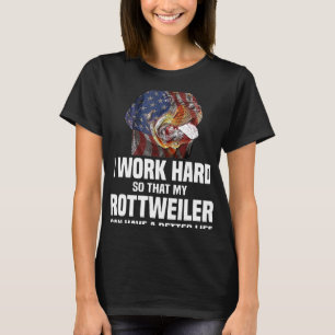 Jag jobbar hårt så att min Rottweiler kan ha en bä T Shirt
