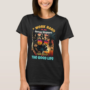 Jag jobbar hårt så att min tyska schäferhund kan l t shirt