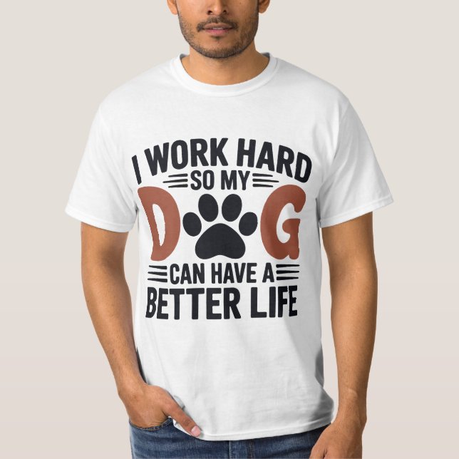 Jag jobbar hårt så att mina Hund lever bättre - Ma T Shirt (Framsida)