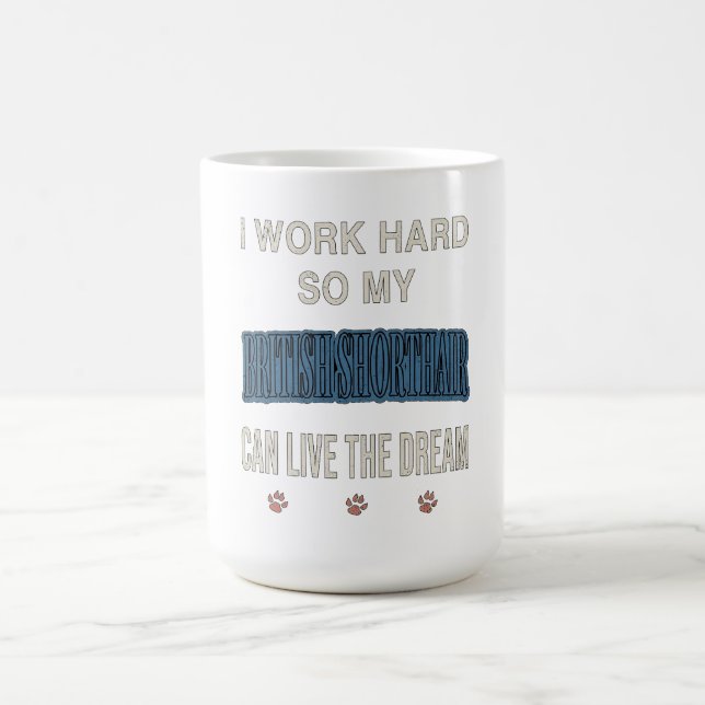 Jag Jobbar Hårt Så Min Brittisk Korthår Kan Leva D Kaffemugg (Center)