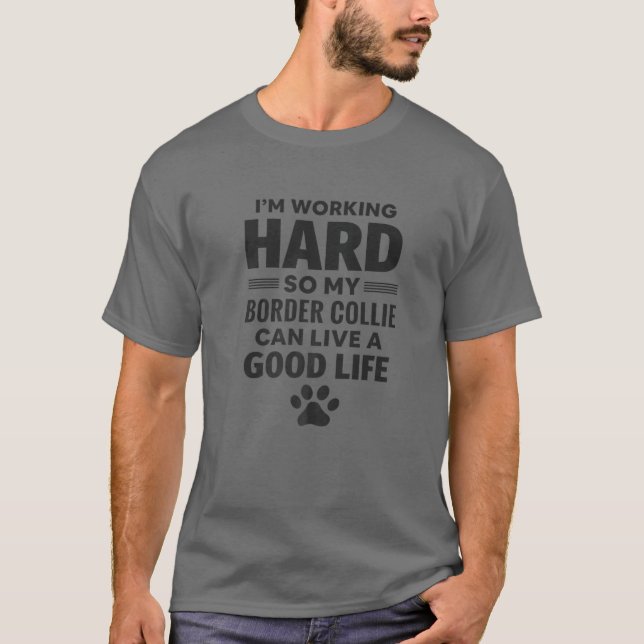 Jag jobbar hårt så min Gräns Collie Hund aveln T Shirt (Framsida)