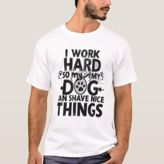 Jag jobbar hårt så min hund kan ha fina saker” t shirt