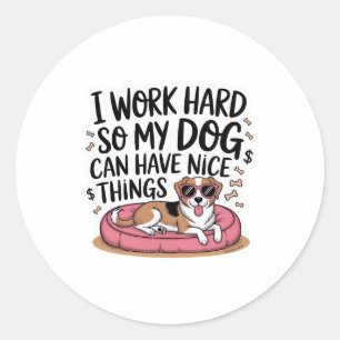 Jag Jobbar Hårt Så Min Hund Kan Ha Trevliga Saker Runt Klistermärke