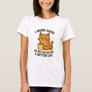 Jag jobbar hårt så min katt kan leva ett bättre li t shirt