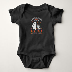 Jag jobbar hårt så min katt kan leva ett bättre li t shirt
