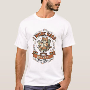 Jag jobbar hårt så min katt kan ta en tupplur Roli T Shirt