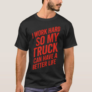 Jag Jobbar Hårt Så Min Lastbil - Rolig Lastbil T Shirt