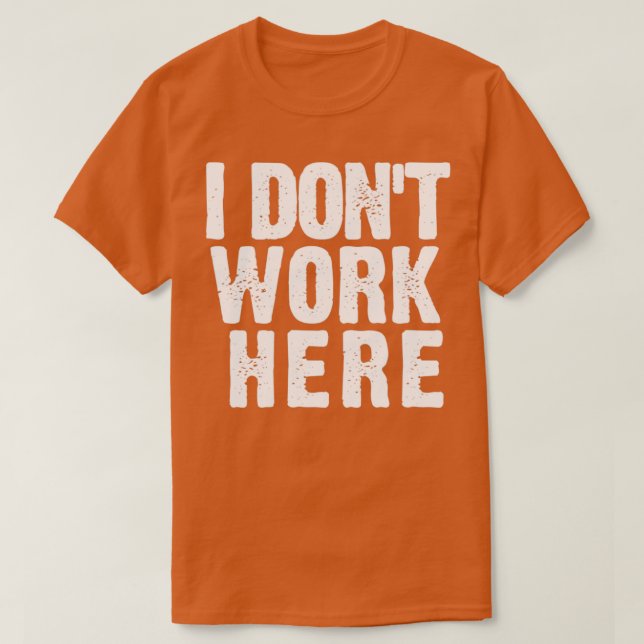 Jag jobbar inte här roligt på jobbet. t shirt (Design framsida)