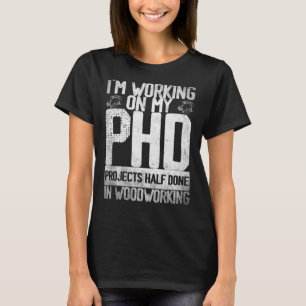 Jag jobbar med mina PHD-projekt som är halvfärdiga T Shirt