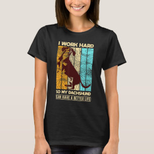 Jag jobbar så att min Dachshund kan få bättre liv. T Shirt