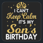 Jag kan inte Behålla Lugn Det är min son Birthday  Fyrkantigt Klistermärke<br><div class="desc">Jag kan inte Behålla Lugn Det är min son Birthday Lycklig Mor</div>