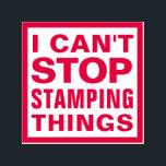 JAG KAN INTE STOPPA STAMPING SAK Funny Sarkastic Q Självfärgande Stämpel<br><div class="desc">JAG KAN INTE STOPPA STAMPING SAK Funny Sarcasm Humor Self Inking Frimärke - all text kan anpassas, så ändra ordalydelsen till önskad spelar ingen roll. Ditt val av bläck färg. Enkel modern, minimalistisk utformning ger höger. Sarkastiskt inspirerande/motiverande satir-citat ger en rolig gag-gåva för skrapbokning/skapande/hälsande kortentusiaster eller kontorsmedarbetare, medarbetare, chef, sekreterare,...</div>