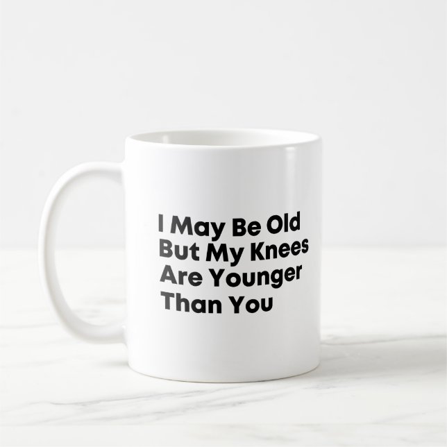 Jag kanske är gammal, men mina knän är yngre än du kaffemugg (Vänster)