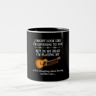 Jag kanske ser ut som att lyssna på dig Guitar Äls Två-Tonad Mugg