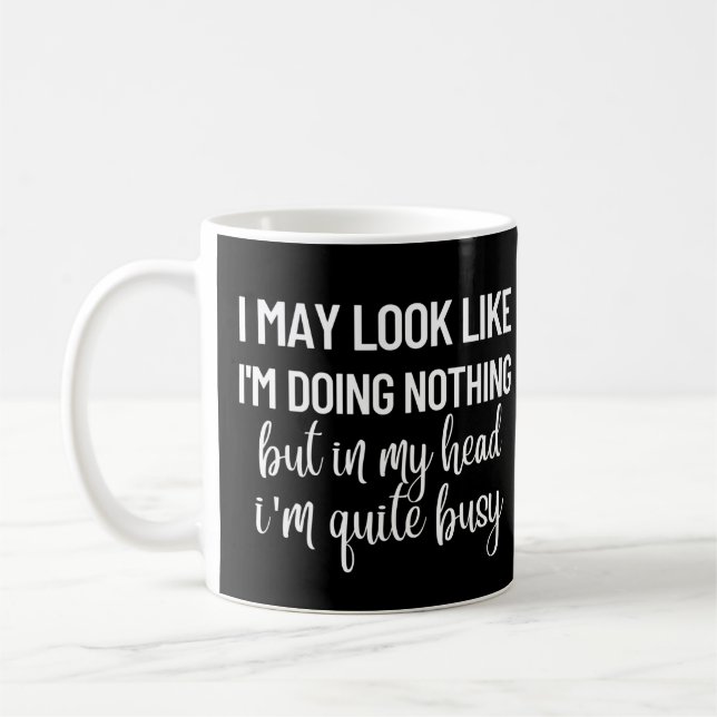 Jag kanske ser ut som om jag inte gör någonting kaffemugg (Vänster)