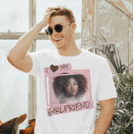 Jag kärlek min flickvän | Foto och Anpassningsbar T Shirt<br><div class="desc">Skapa din egen I kärlek min flickväns anpassningsbar fototext T-Shirt med din handskrivna personlig. En snyggt och modern design i rosa och brunt färg, för ett lekfullt och roligt utseende. All grafisk design i inslag kan anpassas i valfritt färg. Det söta anpassadet i kärlek min flickväns t-shirt finns på olika...</div>