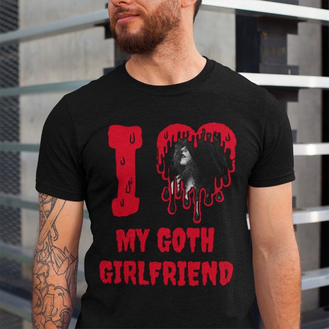 Jag Kärlek min goth Girlkompis Tecknad Heart Valen T Shirt (Black t-shirt says 'I love my goth girlfriend' in red dripping text, with a heart photo template)