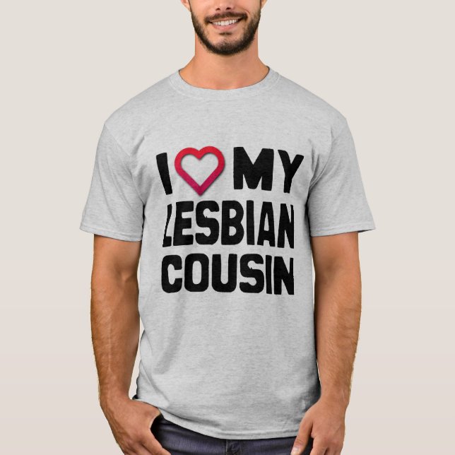 JAG KÄRLEK MIN LESBISK COUSIN - TEE SHIRT (Framsida)
