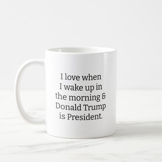 Jag Kärlek när jag vaknar upp och Trump är preside Kaffemugg (Vänster)
