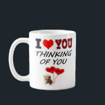 Jag Kärlek tänker på dig med hakar och kyssar Kaffemugg<br><div class="desc">Berätta för henne hur speciell hon är för dig. Jag kärlek dig. Jag tänker på dig. En söt marionett som håller nav och kysser ballonger.</div>