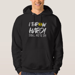 Jag Kastar Hårt Hanterar Det Tjejer Fastpitch Soft Hoodie