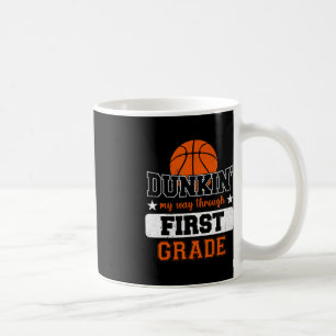 Jag kissar min väg genom första Klass-basketbollen Kaffemugg