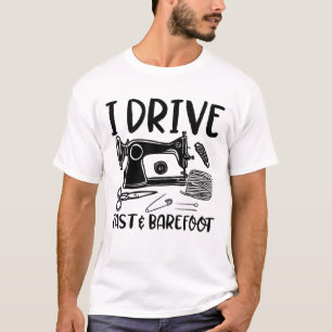 Jag kör fort och Barefoot - Lustigt syande Älskare T Shirt