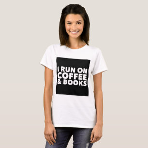 Jag kör på kaffe och bokar vitutslagsplatsskjort tee shirt