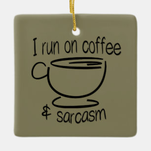 Jag kör på kaffe och sarcasm julgransprydnad keramik