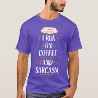 Jag kör på kaffe och sarkasm Roligt sarkastiskt hu T Shirt