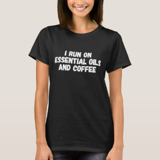 Jag kör på nödvändigt oljor och kaffe t-shirt