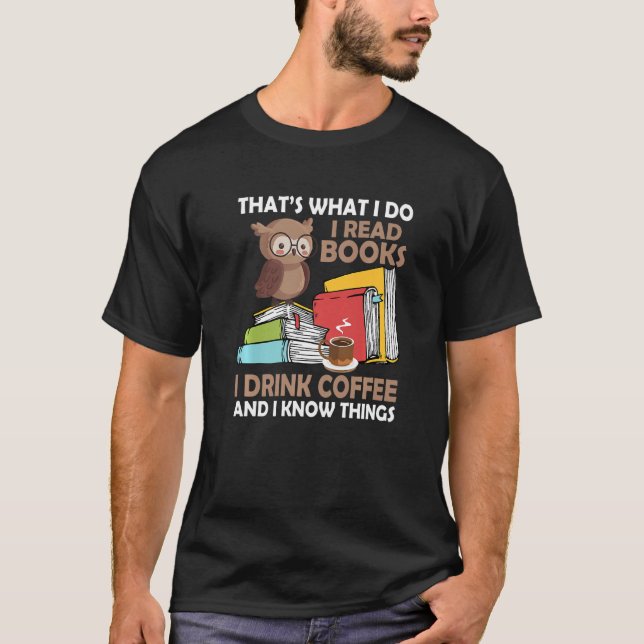 Jag läser Bokar och dricker kaffe och jag känner S T Shirt (Framsida)