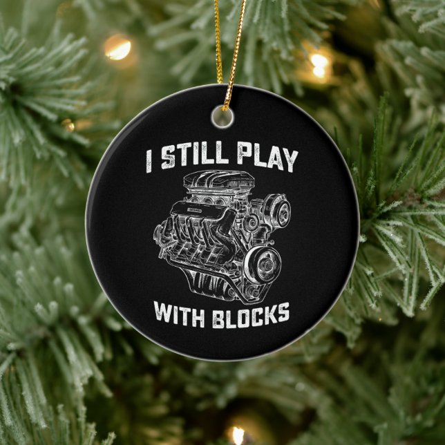 Jag leker fortfarande med bilarnas blockmekanism julgransprydnad keramik (Träd)