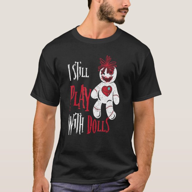 Jag leker fortfarande med dockor Voodoo Doll Hallo T Shirt (Framsida)