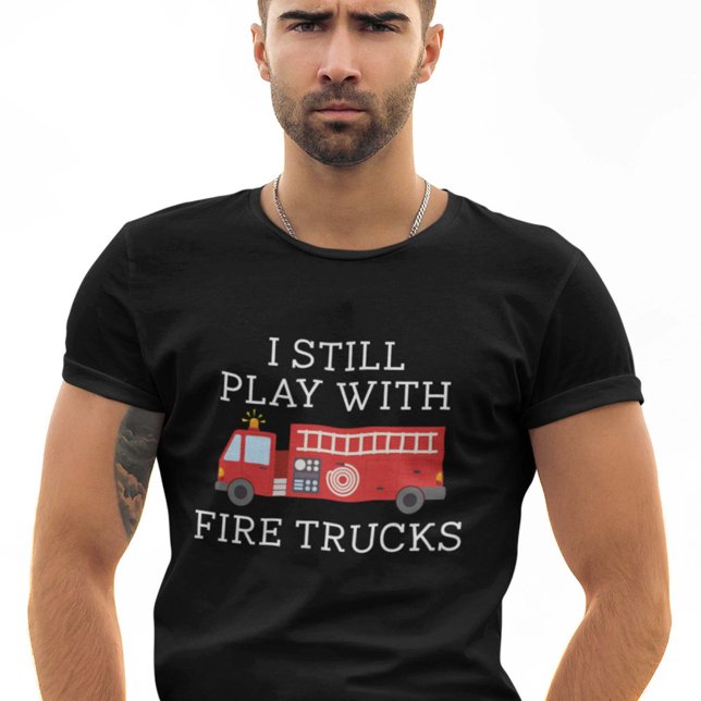Jag leker fortfarande med Fire Lastbilar. T Shirt (Skapare uppladdad)