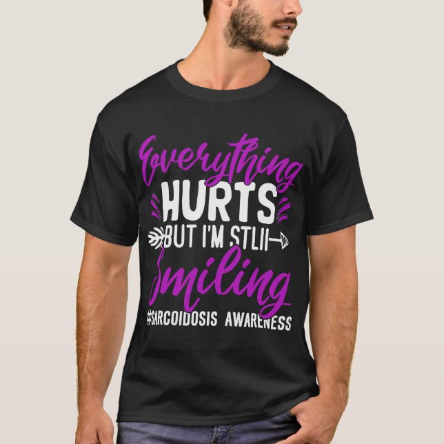 Jag ler fortfarande Sarcoidosis Awareness Funny Gi T Shirt (Framsida)