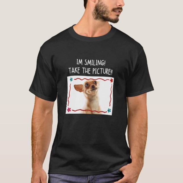 Jag ler och tar Hund Bild Chihuahua Meme T Shirt (Framsida)