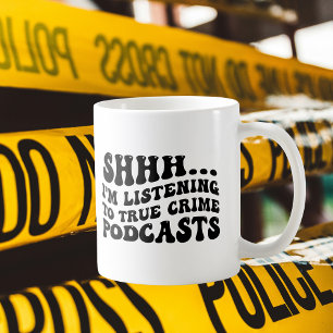 Jag lyssnar på sann kriminell podradio. kaffemugg