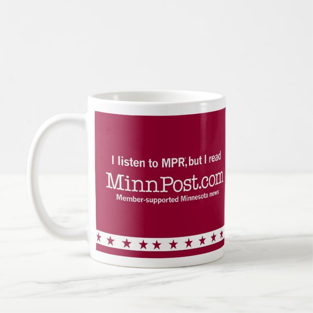Jag lyssnar till MPR®, men jag läser MinnPost.com Kaffemugg (Vänster)