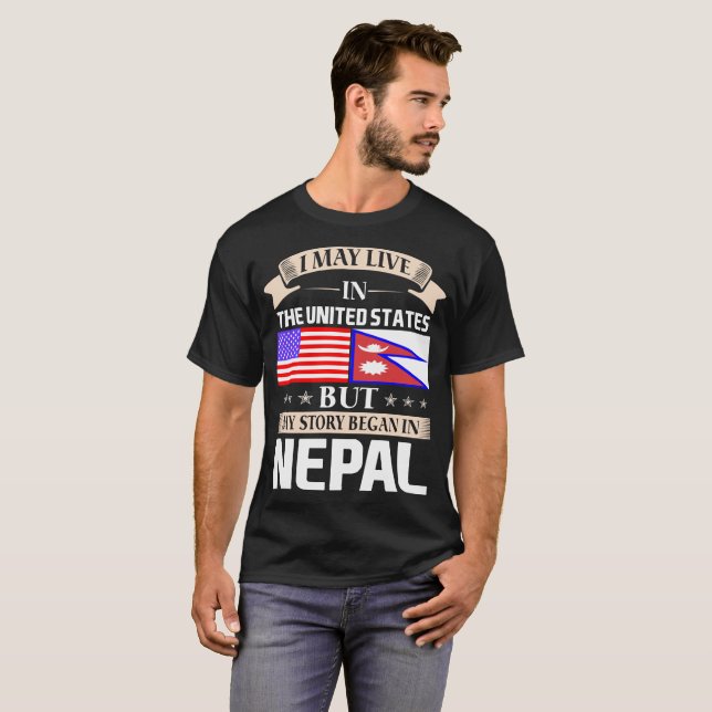 Jag maj bor i USA som berättelsen började i Nepal T Shirt (Hel framsida)