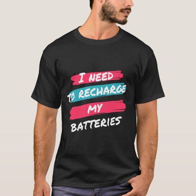 Jag måste ladda upp mina batterier t shirt (Framsida)