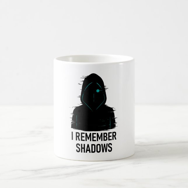 Jag minns skuggor - Glitched Hooded Figur Design Kaffemugg (Center)