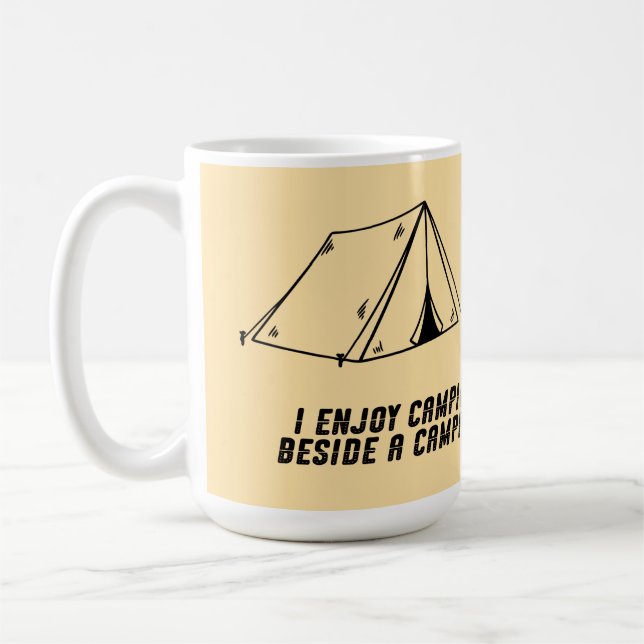 Jag njuter av camping bredvid en camping kaffemugg (Vänster)