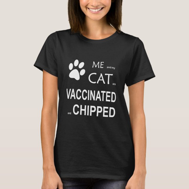 Jag och får katter vaccineras och chips t shirt (Framsida)
