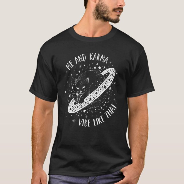Jag Och Karma Vibrerar Som Den Katten T Shirt (Framsida)