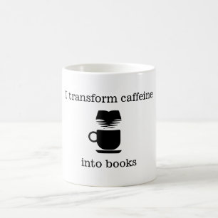 Jag omformar koffein in i bokmuggen kaffemugg