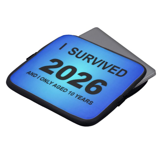Jag överlevde 2026 laptop fodral (Framsida topp)