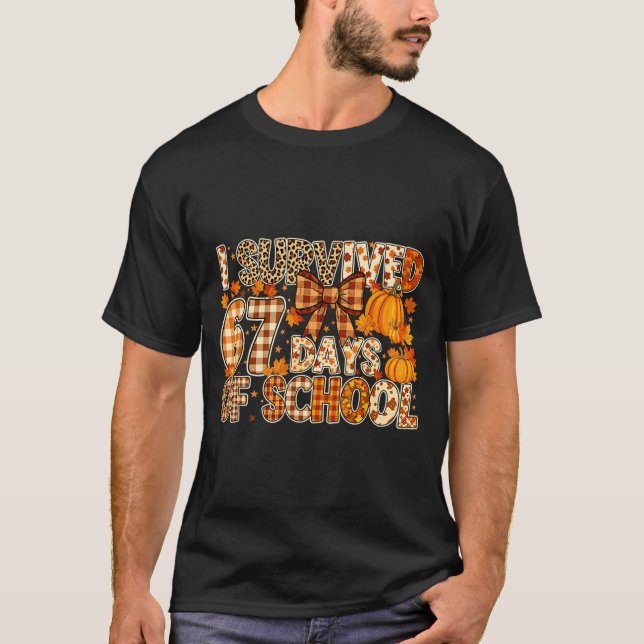 Jag överlevde 67 dagar i skolan Roligt meme höstde T Shirt (Framsida)