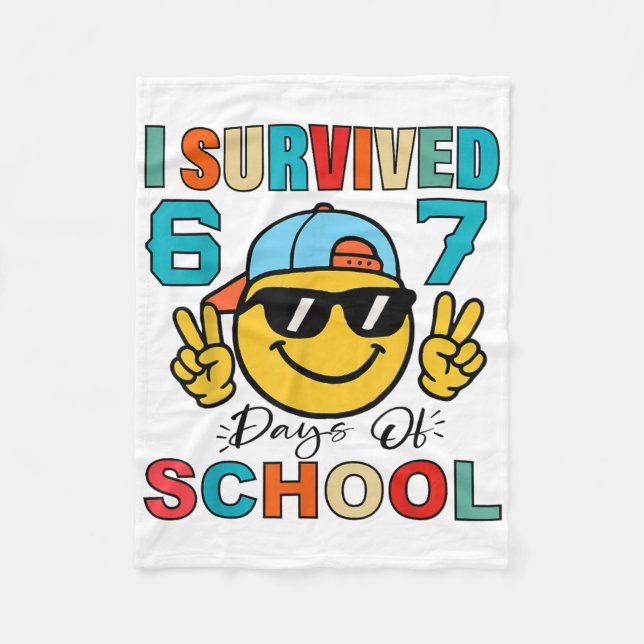 Jag överlevde 67 skoldagar Rolig 67 meme student Fleecefilt (Framsidan)